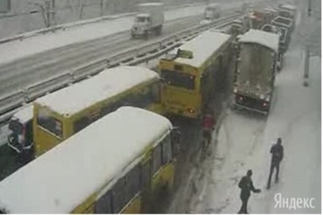 В Киеве из-за снегопада произошло сто аварий - ГАИ 