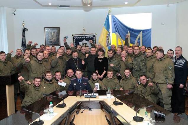 Аваков наградил бойцов 'Свитязя', державших линию фронта в Углегорске-Дебальцево