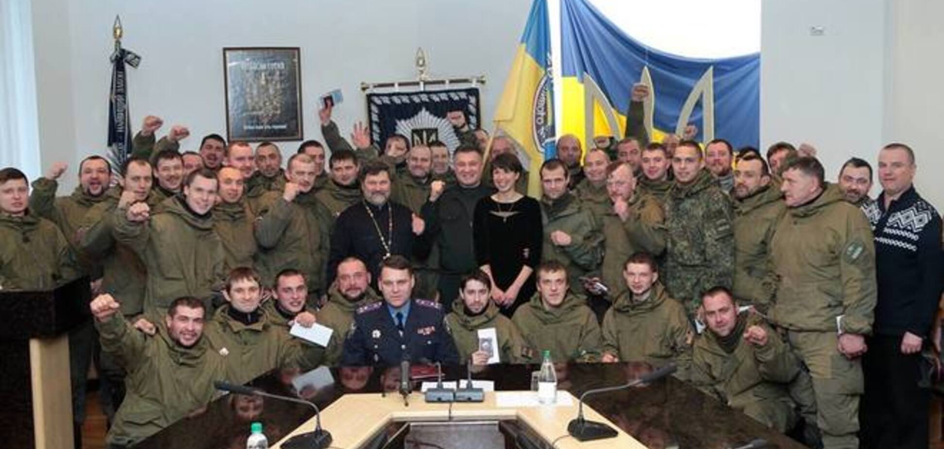 Аваков наградил бойцов 'Свитязя', державших линию фронта в Углегорске-Дебальцево