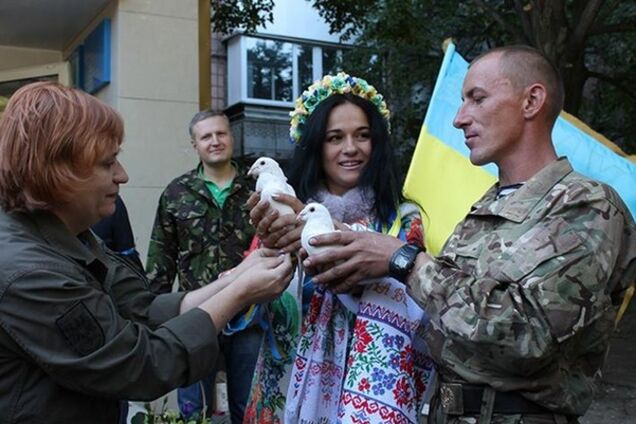 АТОшная любовь: украинкам предлагают знакомства с неженатыми бойцами