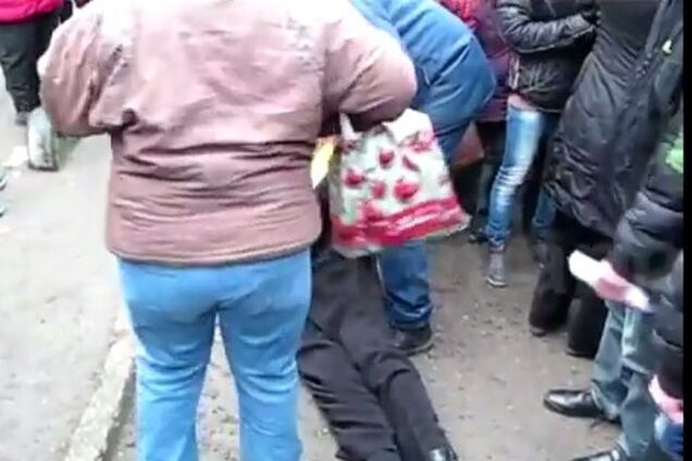 Кримчани падають намертво у величезних чергах за довідками в ФМС окупантів: Відеофакт