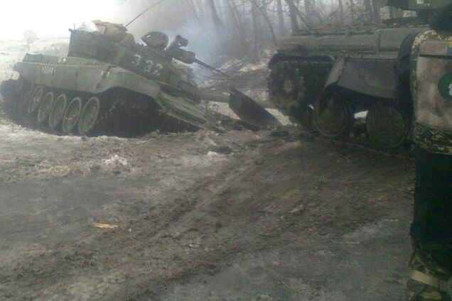 Український військовий показав розгромлені путінські танки під Дебальцеве: відеофакт