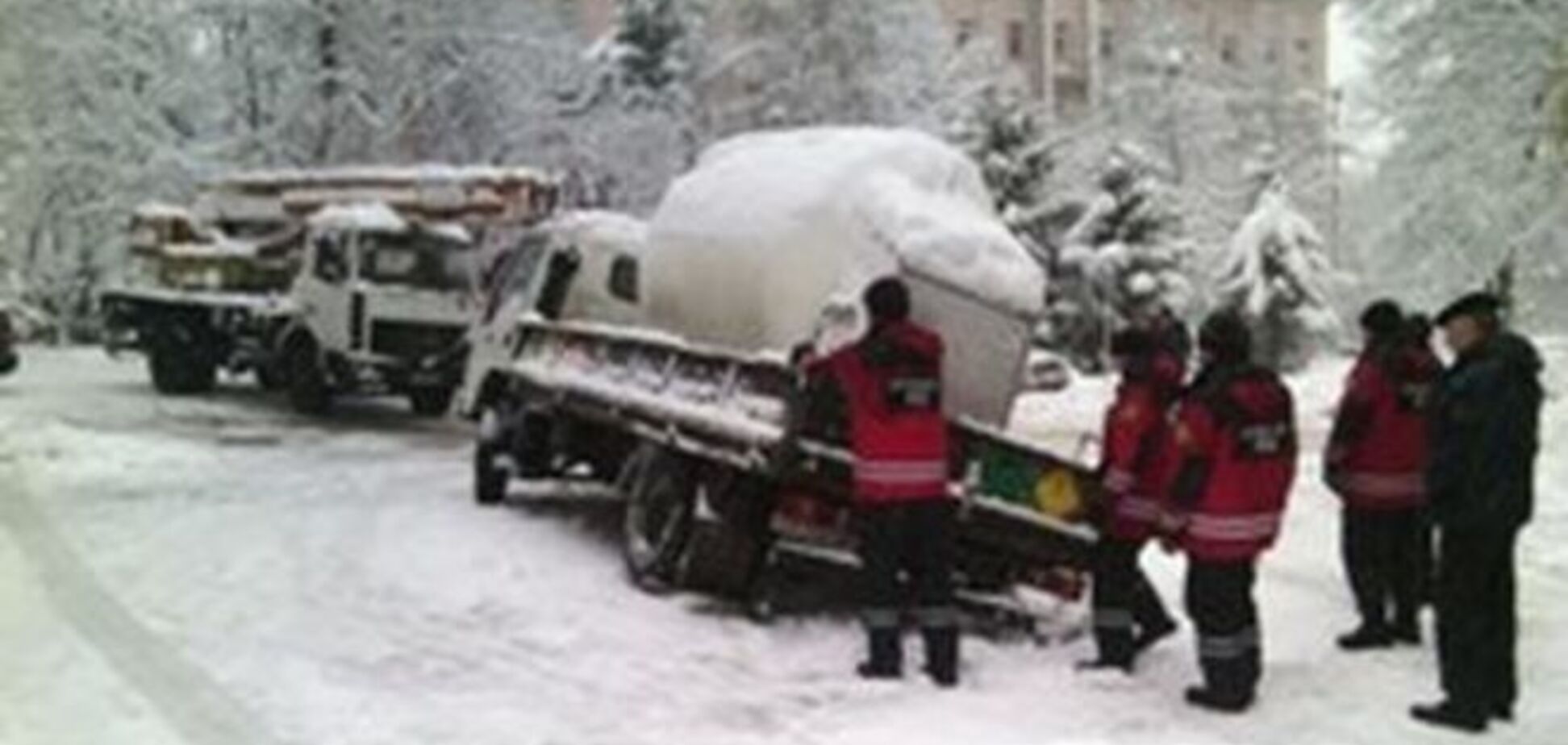 В центре Киева провалился в яму грузовик: опубликованы фото