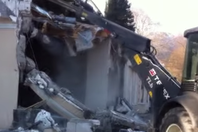 Оккупанты в Ялте сносят новые бутики. Люди остались без работы: видеофакт