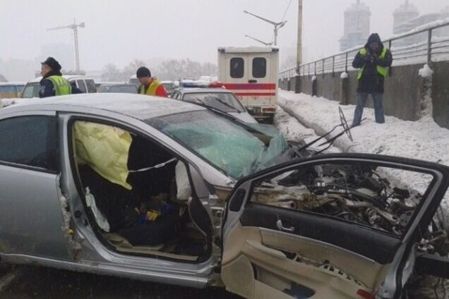 В ДТП на мосту Метро в Киеве погиб милиционер, еще 6 человек травмированы