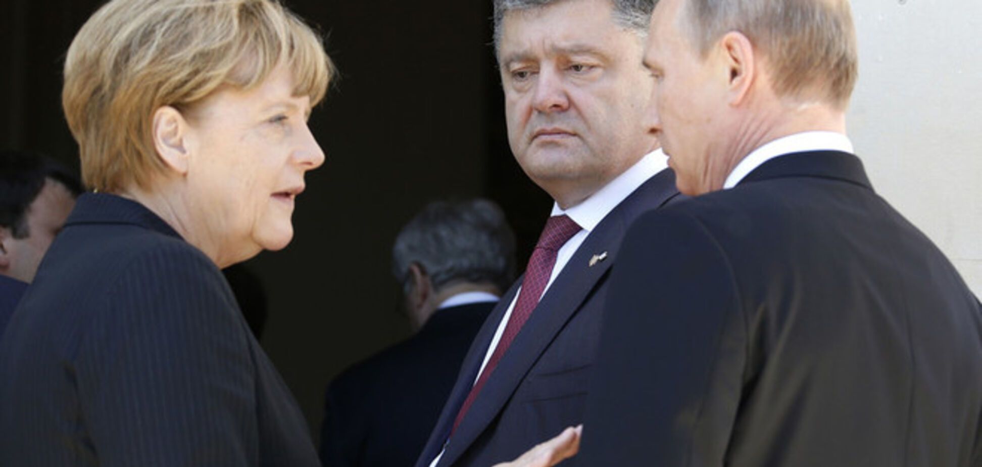 Российские СМИ узнали, что Меркель и Олланд предложат Порошенко и Путину