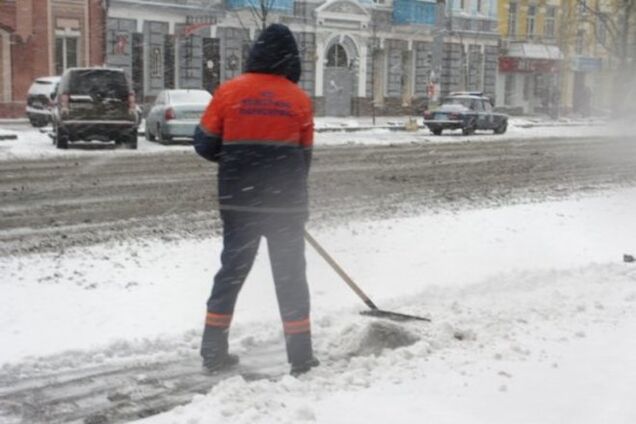 Медики предупреждают: расчищать снег вручную опасно