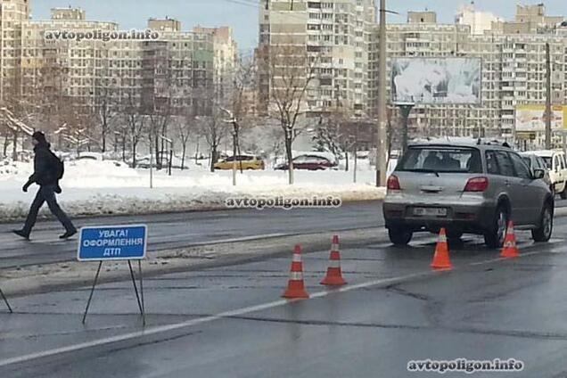 В Киеве джип сбил на зебре маму с ребенком