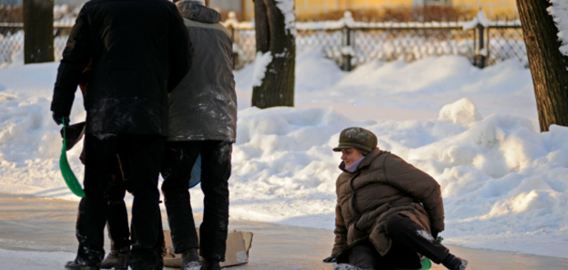 Последствия снегопада в Киеве: 73 человека попали в травмпункты из-за гололеда