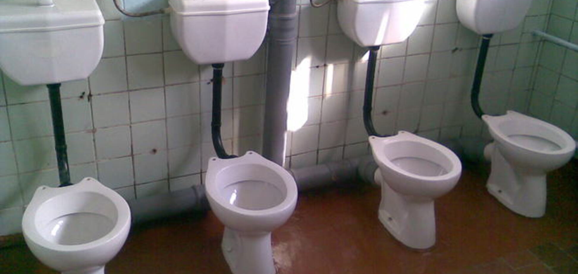 В России учительница подала в суд на коллегу из-за отказа смывать за собой в школьном туалете