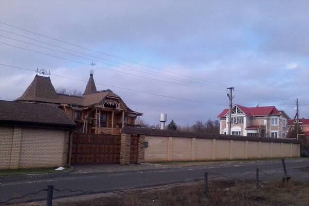 Станица Луганская в руинах, целыми стоят только дома олигархов: фотофакт