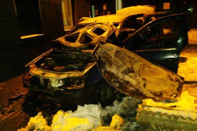 В Киеве возле девятиэтажки сгорел автомобиль: опубликованы фото