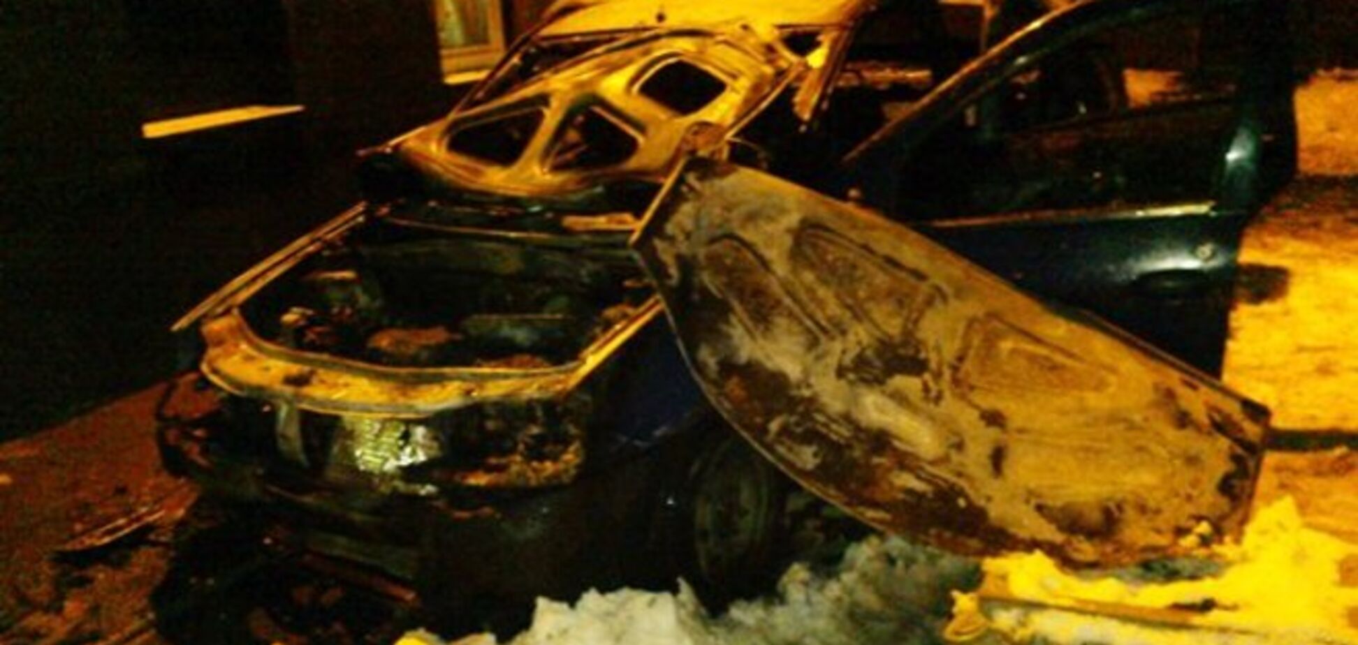 В Киеве возле девятиэтажки сгорел автомобиль: опубликованы фото