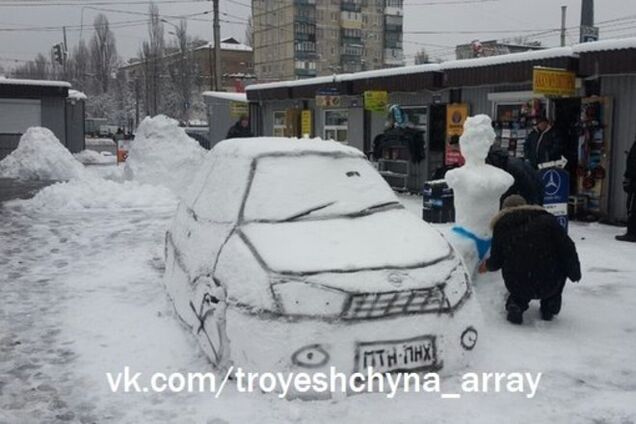 У Києві зліпили машину- 'сніговик' з номерами ПТН-ПНХ: фотофакт