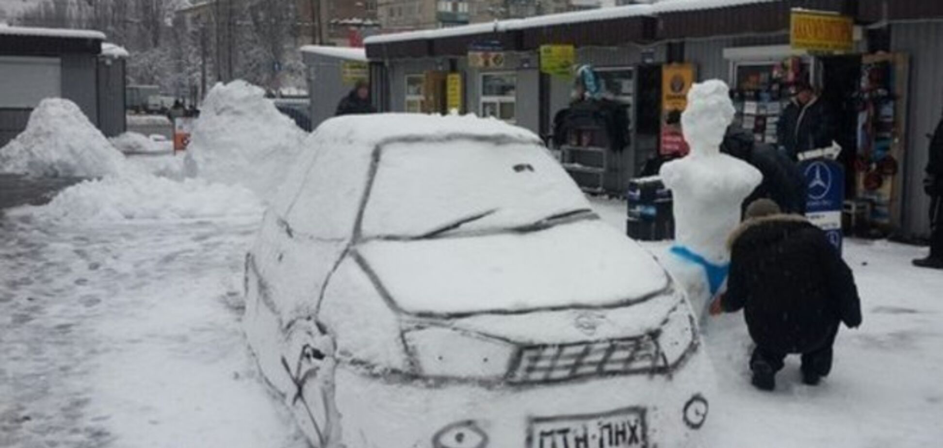 В Киеве слепили машину-'снеговик' с номерами ПТН-ПНХ: фотофакт