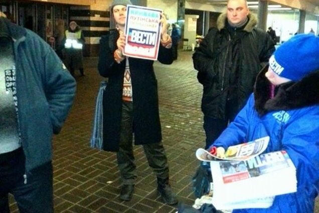 В Киеве возле раздатчицы 'Вестей' протестовал журналист с плакатом: фотофакт