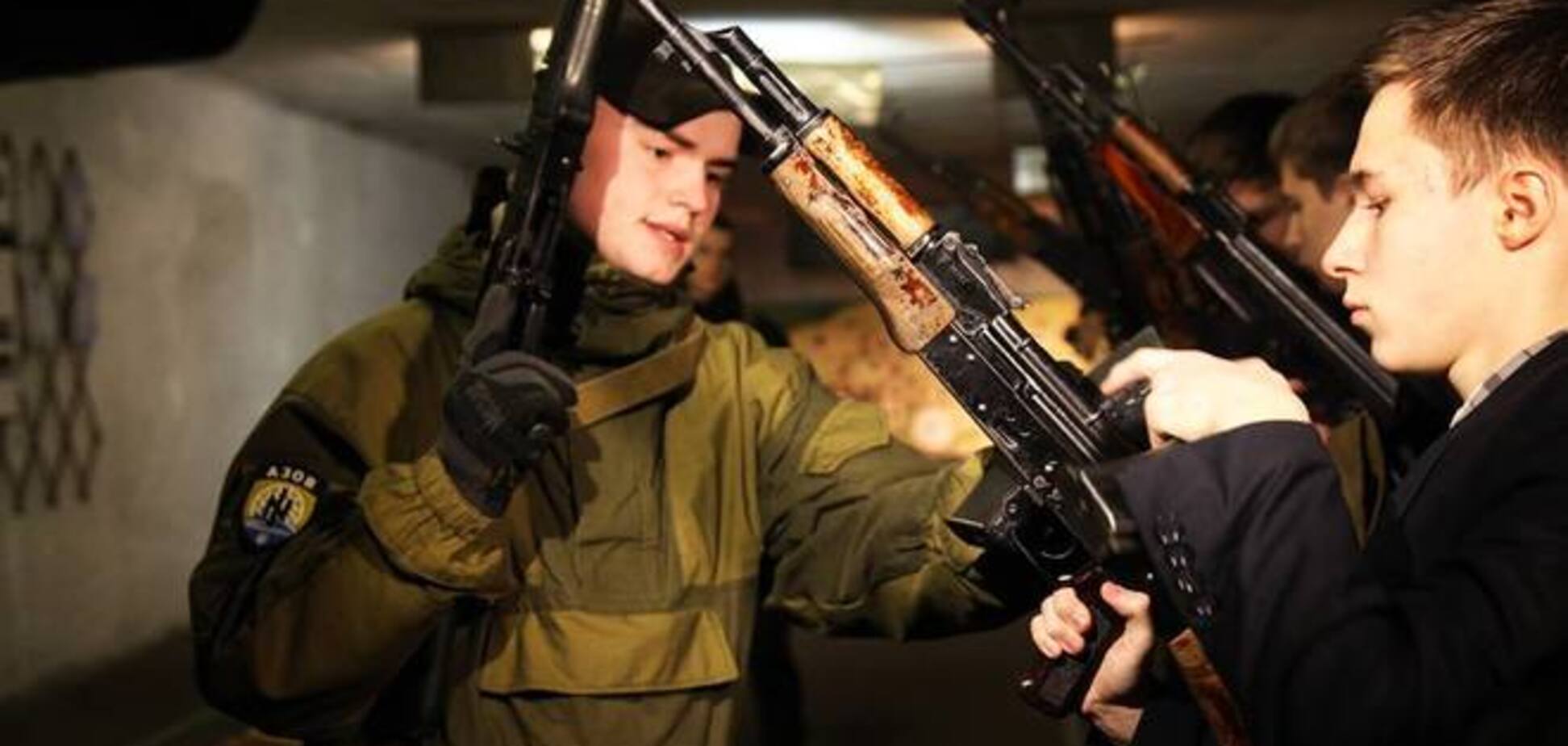 Бойцы 'Азова' учили киевских школьников, как держать оружие: опубликованы фото