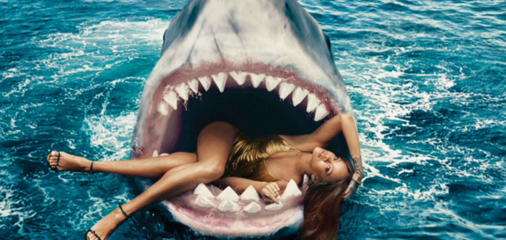 Ради новой фотосессии Рианна нырнула в резервуар с настоящими акулами