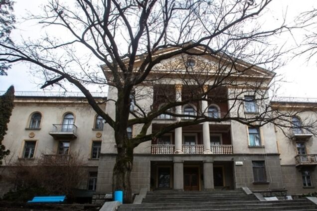 Журналисты пробрались к госдачам экс-министров: Азаров со своей вынес даже мебель