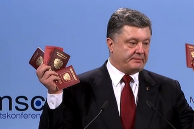 Порошенко в Мюнхене показал военные билеты и паспорта 'заблудившихся' в Украине российских солдат: фото и видео