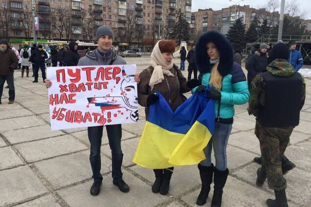 'Путлер, хватит нас убивать!': сотни жителей Мариуполя вышли на проукраиский митинг. Фотофакт