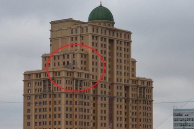 В Донецке обстреляли бизнес-центр Януковича: фотофакт