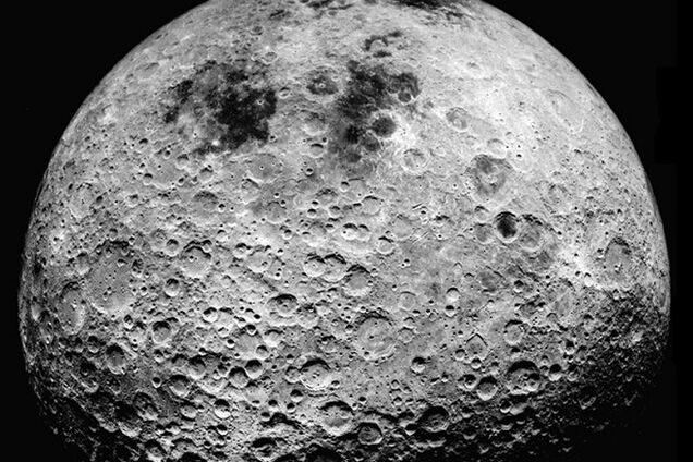 NASA показало редкое фото темной стороны Луны