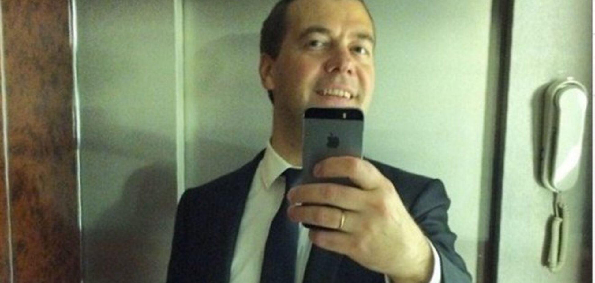 Хакеры взломали iPhone Медведева и продают информацию с него за $100 тысяч