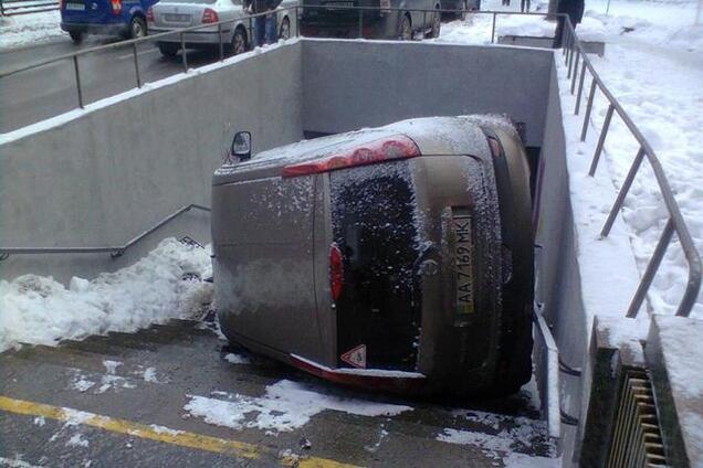 В Киеве иномарка 'залетела' в подземный переход: опубликованы фото