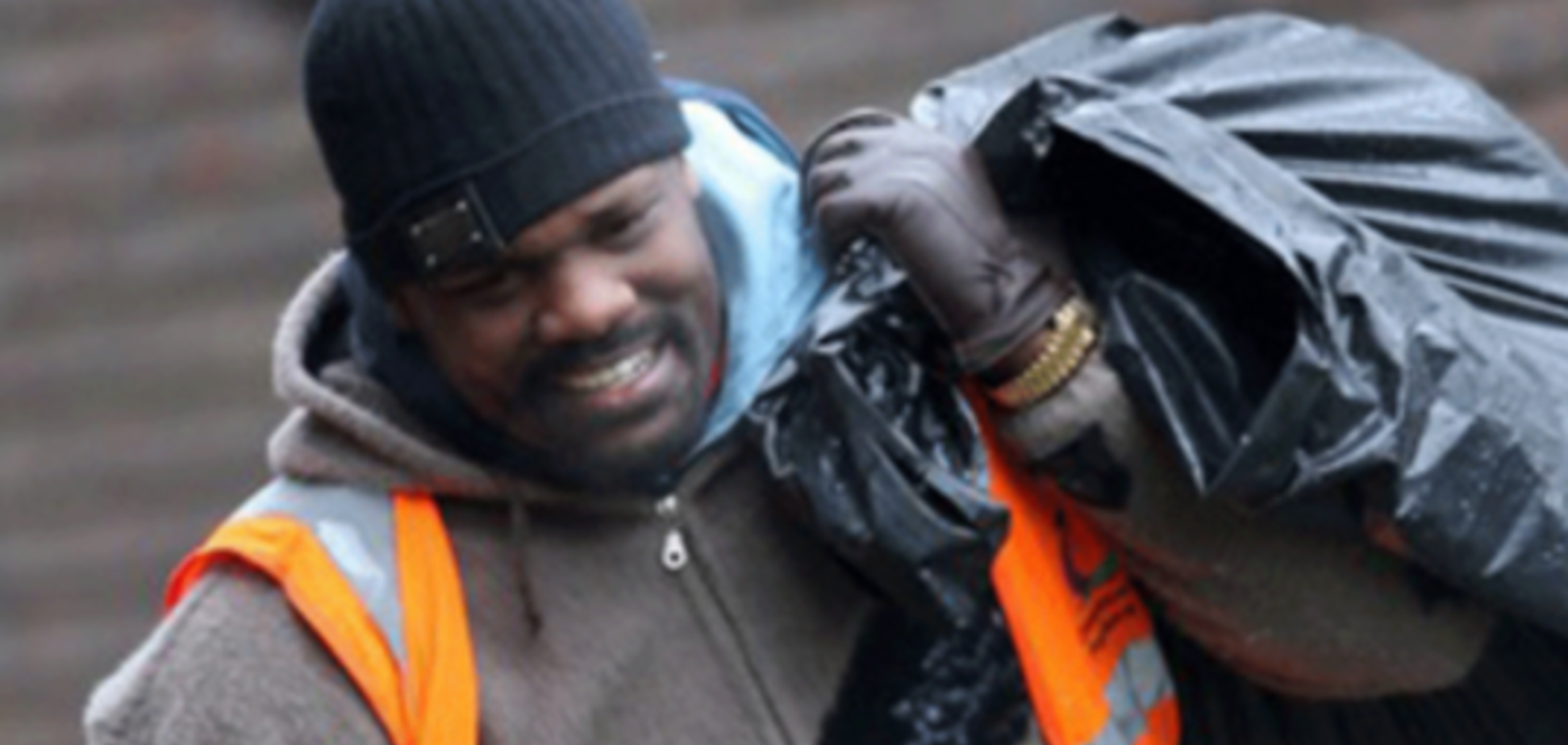 Побитий Кличком британець прибирає сміття на вулицях Лондона