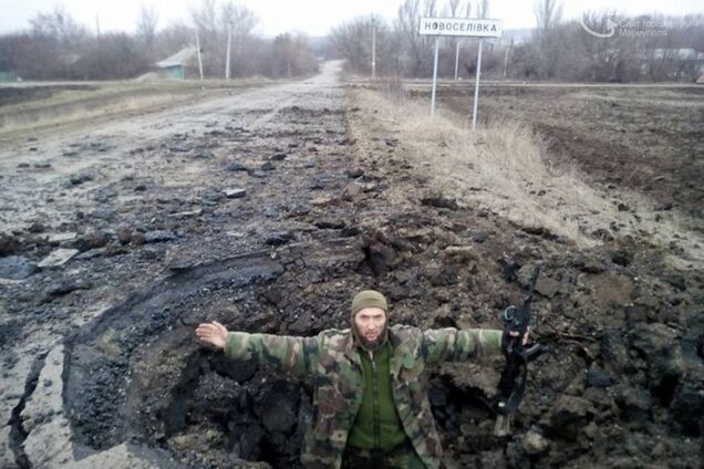 Бойовики застосували 'Ураган': під Маріуполем від снаряда утворилася величезна воронка