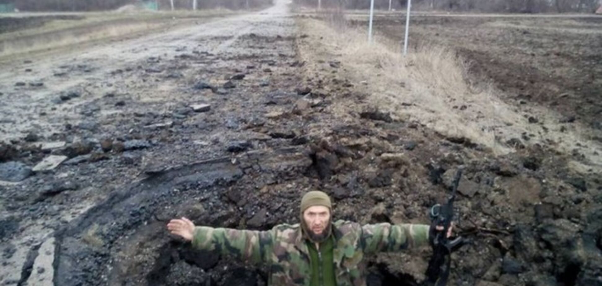 Боевики применили 'Ураган': под Мариуполем от снаряда образовалась огромная воронка