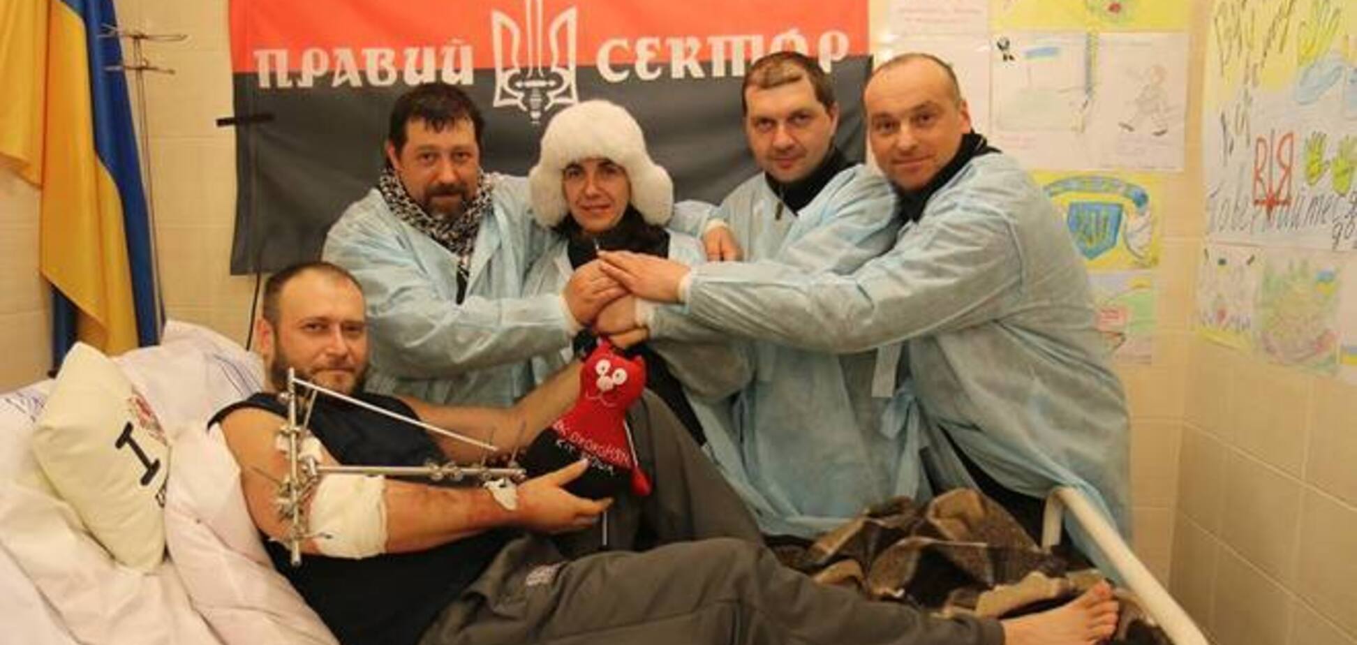 Яроша в больнице теперь веселит боевой кот: фотофакт