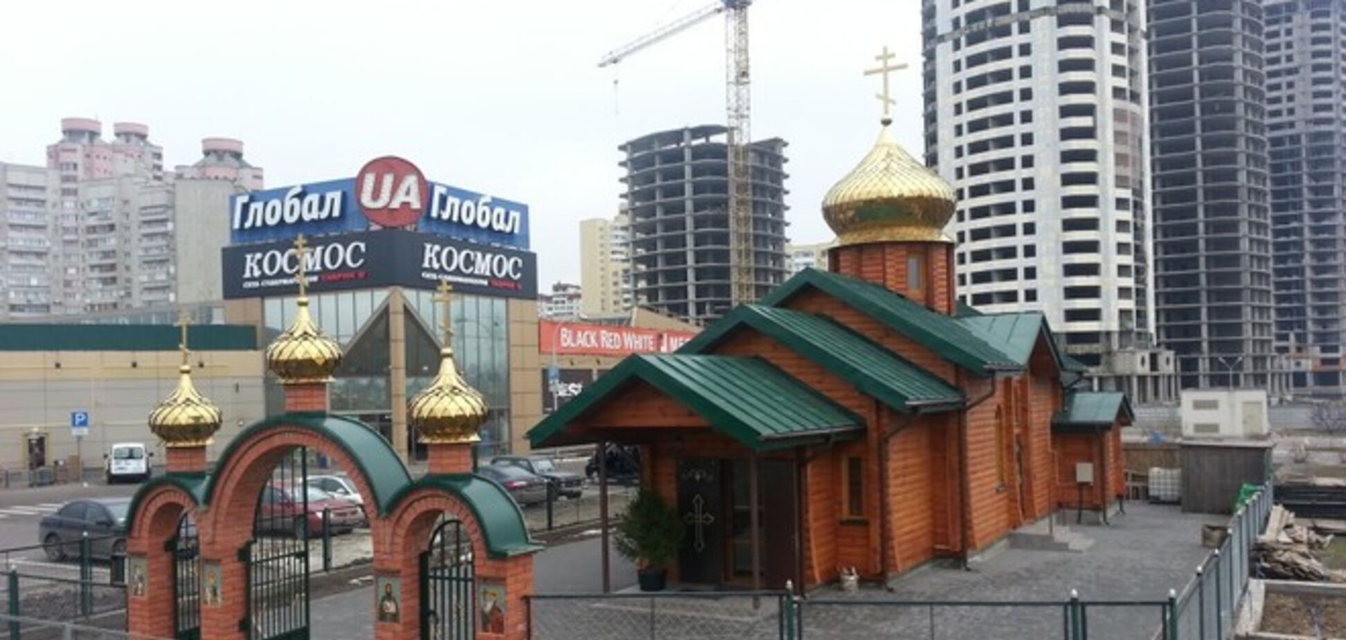 В Киеве возле храма обнаружили покрышку: УПЦ МП заявило о попытке поджога