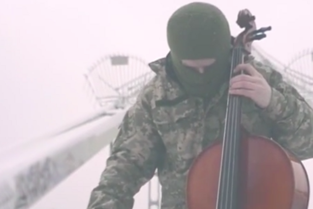 Музыка воинов: виолончелист в камуфляже сыграл гимн Украины