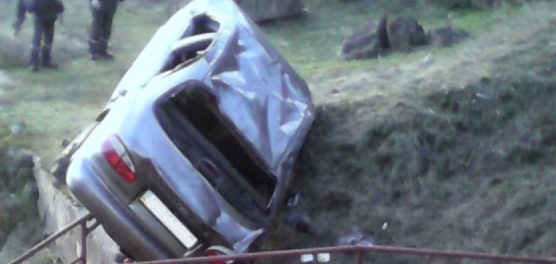 В Запорожье авто слетело с 50-метрового моста: водитель чудом остался жив