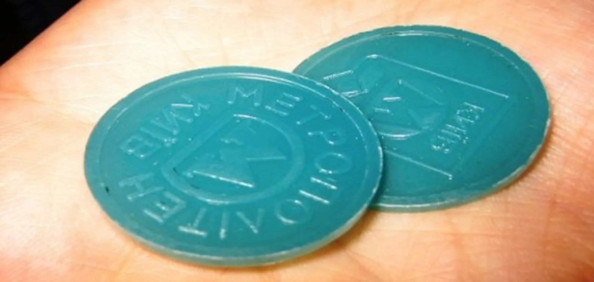 Киевляне в интернете торгуют старыми синими жетонами на метро