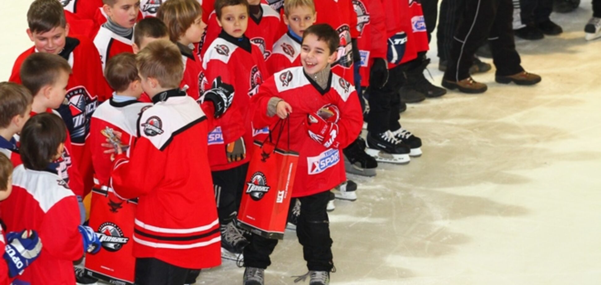 В Дружковке возрождали традиции украинского хоккея на турнире 'Золотая шайба Донбасса': фоторепортаж