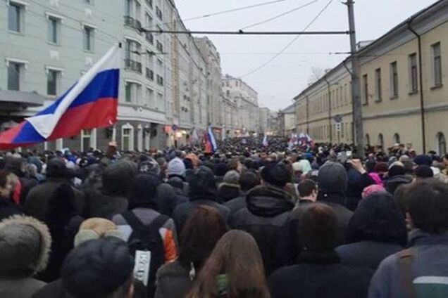 Шествие в память о Немцове в Москве завершилось. Люди расходятся