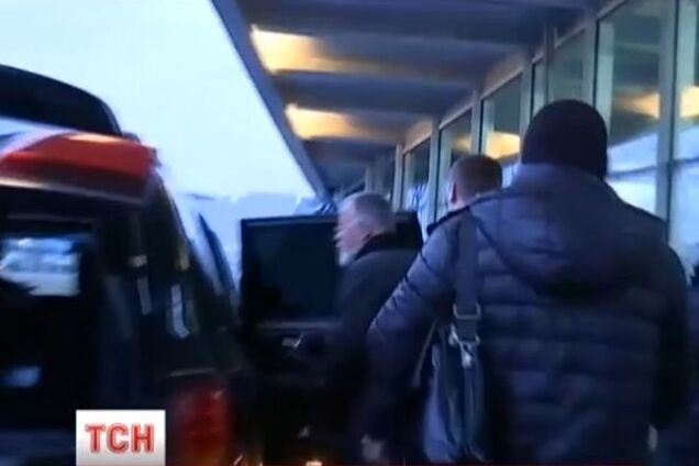 Табачник 'тепло' пообщался с журналистами по прибытии в Украину. Видеофакт