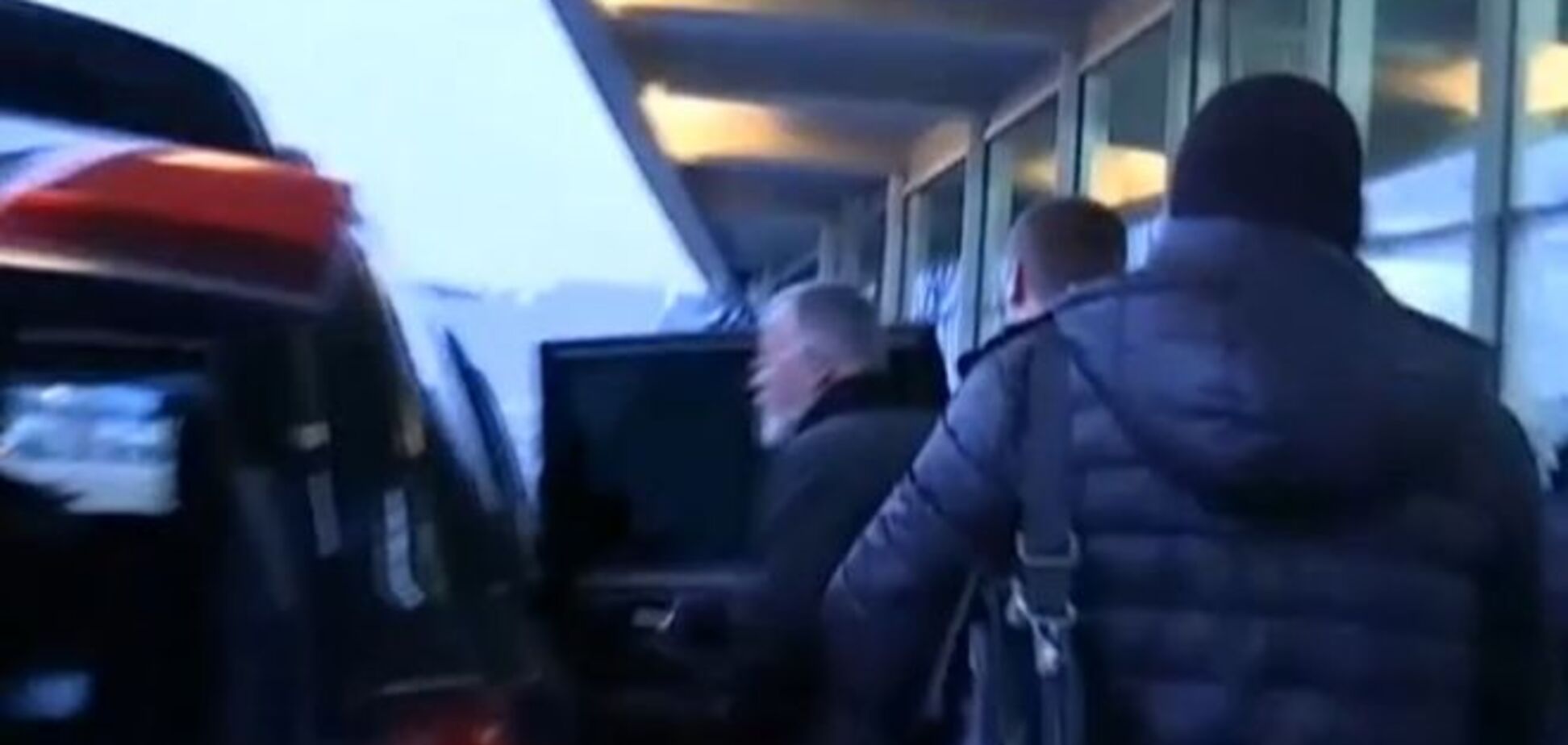 Табачник 'тепло' пообщался с журналистами по прибытии в Украину. Видеофакт