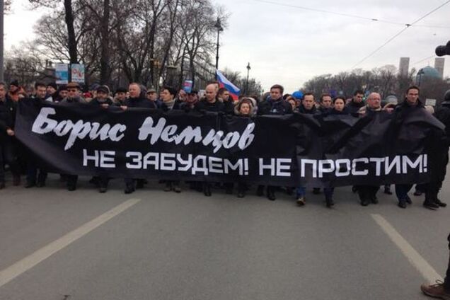 На траурном шествии в Петербурге провокаторы с флагами 'ДНР' кричат 'Слава Украине!'