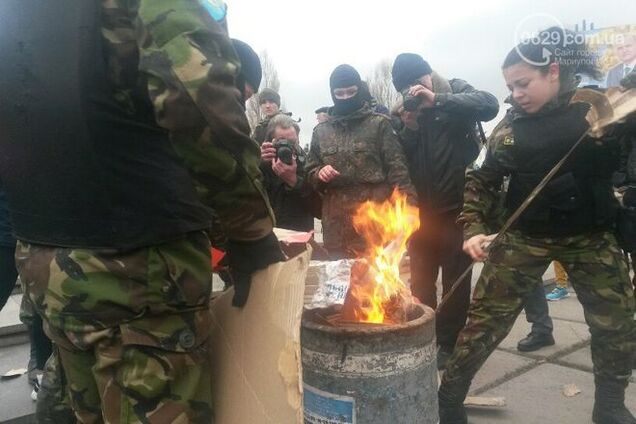 В Мариуполе торжественно сожгли гроб с 'Путиным': опубликованы фото
