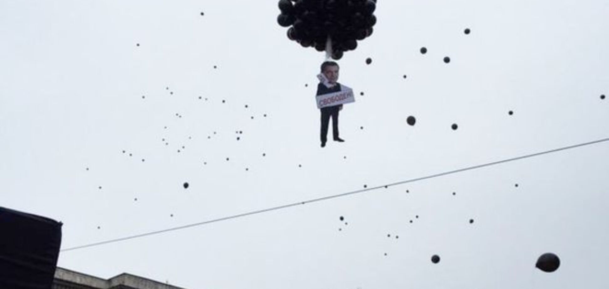 Коммунисты запустили 'Медведева' в небо на шествии в Москве. Фото и видео с мероприятия