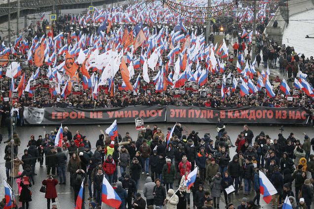 'Герои не умирают': десятки тысяч москвичей вышли на шествие памяти Немцова. Фото и видео