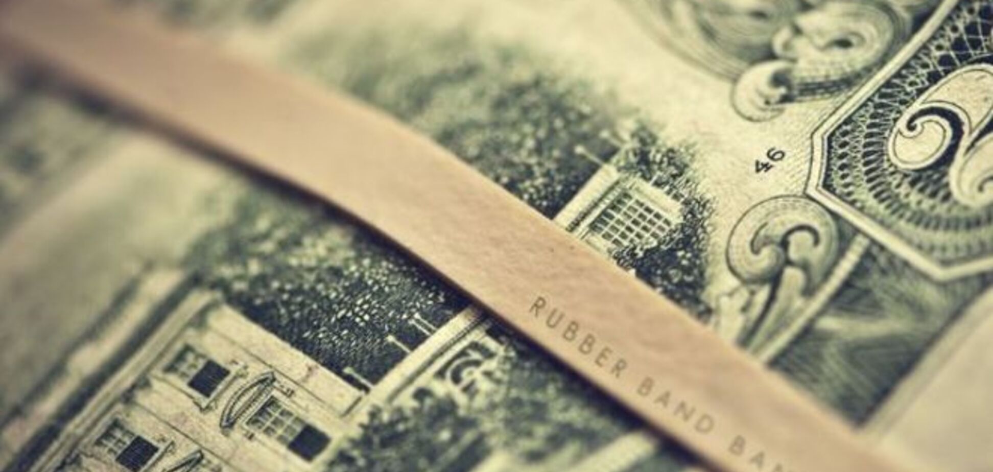 Доллар на 'черном' рынке значительно подешевел