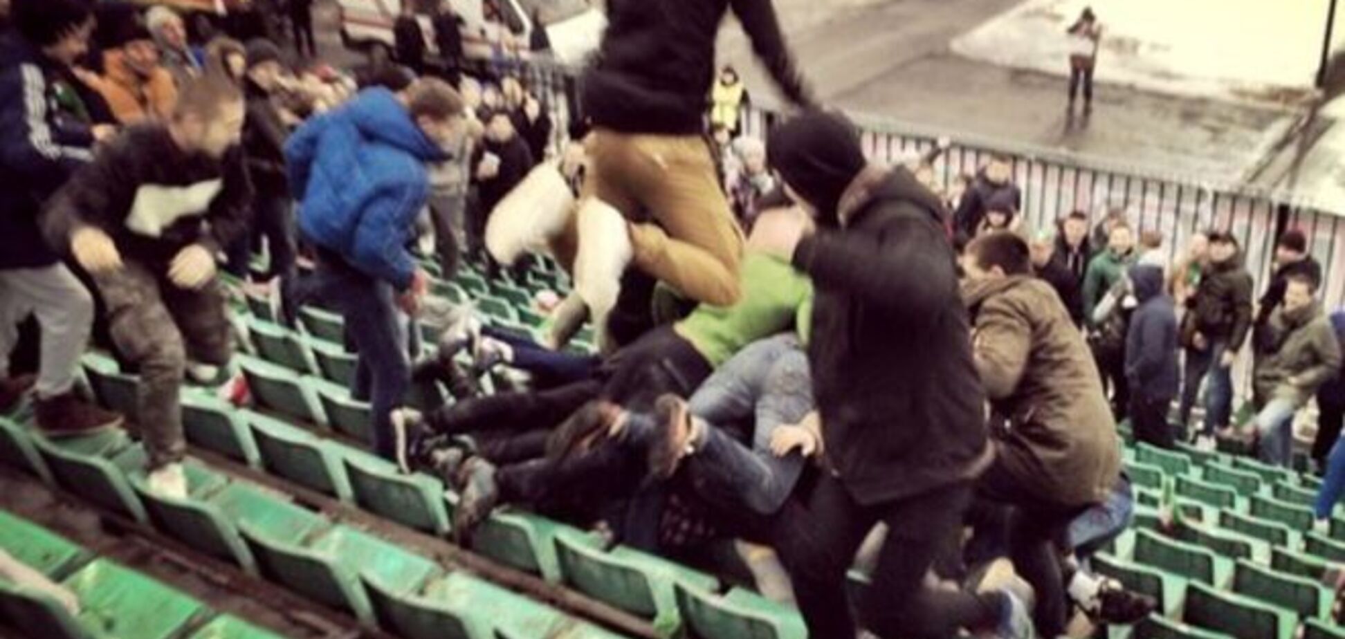 Опубликованы фото драки российских фанатов из-за выкриков 'Слава Украине!'