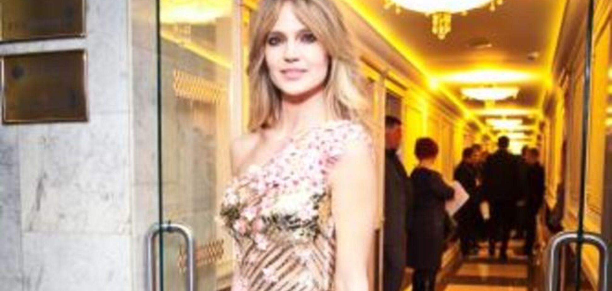 На показе Юдашкина Глюкоза поразила своим платьем, а Королева - прической