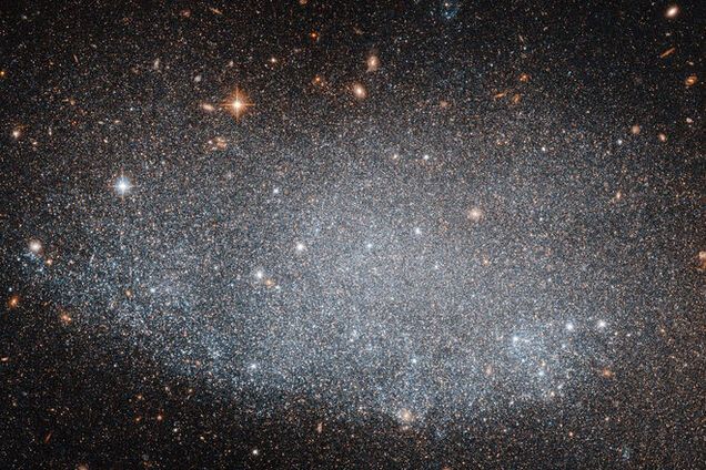 Телескоп Хаббл заснял загадочную карликовую галактику