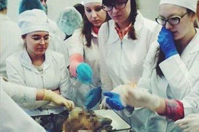 'Духовные скрепы': российские школьники выложили в сеть 'селфи с трупами'